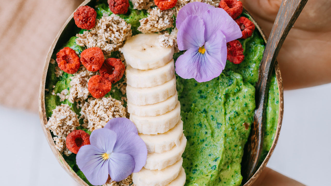 Tropical Green Smoothie with Cinnamon Rawnola